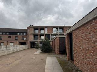 Nieuw appartement/studio te Mol centrum.Inkomhal, apart toilet, inbouw kasten met aansluiting wasmachine, woonkamer met open keuken en dadelijk...