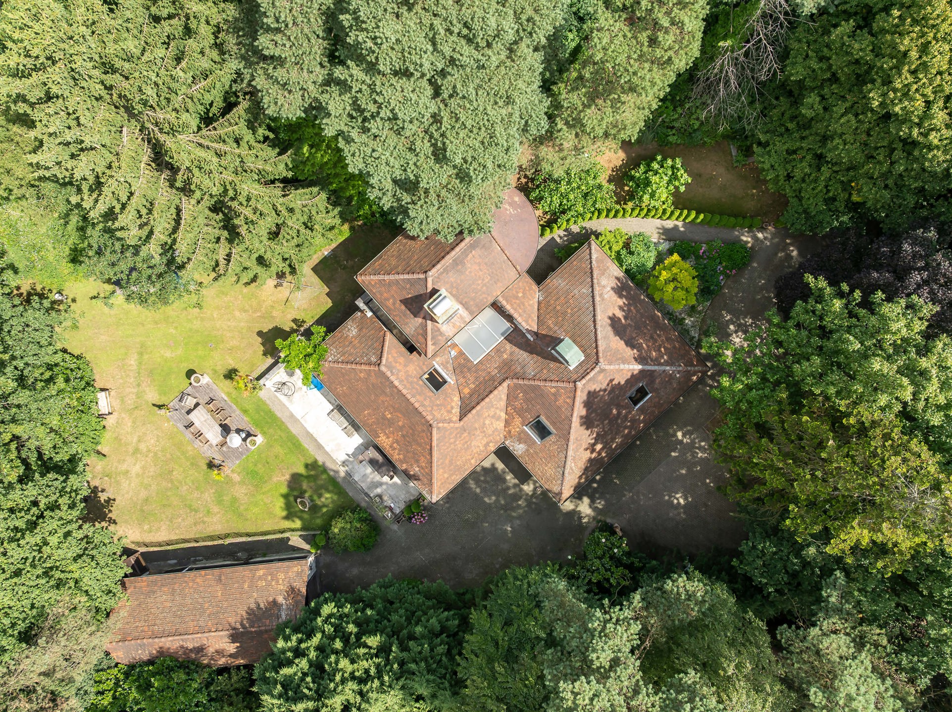 Woning met bijgebouw op groen domein van 3.905 m2 - foto 3