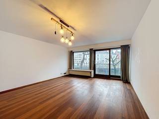 Deze ruime studio situeert zich op de eerste verdieping met prachtig uitzicht op de Coupure te Gent. Dankzij het terras is het er aangenaam...