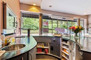 Dit zeer ruime handelshuis met verder af te werken woongedeelte ligt net buiten het centrum van Oostende in een woonwijk aan het...