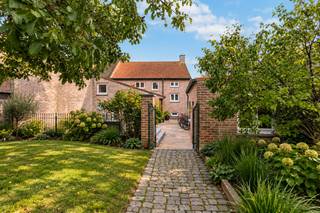 <p>Ruime gezinswoning met 4 slaapkamers, garage, tuin en EPC B<br /><br />399.000 is een startprijs <br /><br />Deze verrassend ruime woning aan de Iepersestraat 602 in Roeselare biedt heel wat leefruimte, 4 slaapkamers, een garage, parkeermogelijkheid op eigen terrein en een aangename tuin. <br /><br />Met een EPC-label B is de woning bovendien energetisch interessant.<br /><br />De ruime leefruimte geniet dankzij twee grote raampartijen van veel natuurlijk licht. Er is voldoende plaats voor meerdere zit- en eetruimtes. <br />Aansluitend bevindt zich de open keuken, voorzien van heel wat ingebouwde kasten en geïntegreerde toestellen. Het grote schuifraam zorgt voor een aangename verbinding met het terras en de tuin.<br /><br />Op het gelijkvloers bevindt zich ook een aparte ruimte die perfect kan dienen als bureau, hobbyruimte of extra kamer. Daarnaast is er een praktische berging/kelder met plaats voor wasmachine, droogkast, voorraadrekken en extra opslag.<br /><br />De badkamer beschikt over een douche, dubbele lavabo met spiegel en natuurlijk licht dankzij het raam. Op de verdieping bevinden zich 4 ruime slaapkamers. Ook de zolder biedt nog heel wat bijkomende bergruimte.<br /><br />Buiten beschikt de woning over meerdere sterke troeven. Via de poort links van de woning kan u met de wagen tot op het perceel rijden en parkeren. Daarnaast is er nog een aparte garage. Op de koer is voldoende plaats om fietsen te stallen.<br /><br />Achteraan bevindt zich een ruim terras met een verhoogd gedeelte waar perfect een loungehoek kan worden ingericht. Verder geniet u van een groene tuin met een mooie volwassen boom en een tuinhuis.<br /><br />Troeven:<br />✔ 4 ruime slaapkamers<br />✔ EPC B – 159 kWh/m²<br />✔ Individuele centrale verwarming op gas met condenserende ketel<br />✔ Ruime en lichtrijke leefruimte<br />✔ Open keuken met ingebouwde kasten en toestellen<br />✔ Bureau/hobbyruimte<br />✔ Berging/kelder<br />✔ Ruime zolder<br />✔ Oprit en parkeergelegenheid op eigen terrein<br />✔ Garage<br />✔ Terras en tuin<br />✔ Tuinhuis<br />✔ Parkeermogelijkheden voor de deur en in de straat <br /><br />Een bezoek inplannen? Contacteer Eva via 0475 69 38 22 of eva@vicusvastgoed.be.</p>
