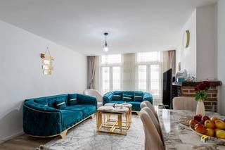  Het pand is uiterst centraal gelegen op de Turnhoutsebaan en behaalt een uitstekende mobiliteitsscore. Zowel de Franklin Rooseveltplaats als...