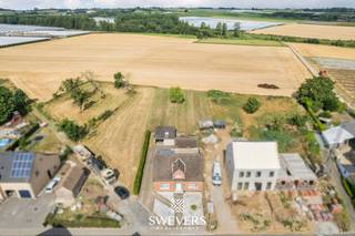 Voor meer info en foto’s, surf naar www.swevers.be – In een rustige omgeving in Borgloon vindt u deze degelijk gebouwde open bebouwing op een ruim perceel van 1.528 m² met een gunstige zuidwestelijke oriëntatie. De woning, gebouwd in 1964, beschikt over een bewoonbare oppervlakte van 165 m² en vormt dankzij de verzorgde staat een uitstekende basis om volledig naar eigen smaak op te frissen. Op het gelijkvloers bevinden zich een inkomhal, een lichtrijke woonkamer, een keuken, twee slaapkamers, een wasplaats, een apart gastentoilet en een uitzonderlijk ruime garage van 37 m², ideaal voor meerdere wagens, een hobbyruimte of werkplaats. Op de eerste verdieping zijn er twee volwaardige slaapkamers en een centraal gelegen badkamer. Daarnaast beschikt de woning over een zolderruimte en een kelder van 17 m² voor extra opslagruimte. De ruime tuin biedt volop mogelijkheden voor een terras, speelruimte, moestuin of groene ontspanningsplek. Dankzij de solide constructie en praktische indeling kan deze woning uitgroeien tot een eigentijdse gezinswoning. Ook de ligging is een pluspunt: openbaar vervoer bevindt zich op ongeveer 350 meter, scholen op 1 kilometer en winkels, restaurants, sport- en ontspanningsvoorzieningen op ongeveer 4 à 4,5 kilometer. De snelweg bereikt u op 11 kilometer, wat zorgt voor een vlotte verbinding met de omliggende steden. Voor meer informatie, bel 011 255 155. Bron bewoonbare oppervlakte: EPC – verslag. Dit pand is onderworpen aan de renovatieverplichting van de Vlaamse overheid voor residentiële gebouwen (behoudens bij sloop binnen 5 jaar na de aankoop). Consulteer voor meer informatie de website van het Vlaams Energie- en Klimaatagentschap via https://www.vlaanderen.be/een-huis-of-appartement-kopen/renovatieverplichting-voor-residentiele-gebouwen.