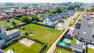 Op dit villaperceel tussen de Zonnebekestraat en Blikstraat krijg je alle vrijheid om jouw ideale thuis te realiseren. Je kiest zelf het ontwerp en de materialen en werkt zo een woning uit die perfect aansluit bij jouw woonwensen.
Hier bouw je geen standaardwoning, maar een thuis die volledig afgestemd is op jouw manier van leven. Samen met Hyboma werk je een woning op maat uit, in de stijl die bij jou past en met de vrijheid om een eigen architect te kiezen.
Dankzij de huidige energienormen en duurzame bouwtechnieken woon je comfortabel, toekomstgericht en energiezuinig.
In Langemark woon je vlak bij winkels, school en openbaar vervoer. Je hebt de dagelijkse voorzieningen dicht bij huis en verplaatst je vlot in en rond de gemeente.
Zie jij jezelf hier al wonen? Contacteer adviseur Kimberly voor meer informatie of maak een afspraak om de mogelijkheden van dit villaperceel te ontdekken.