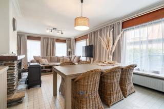 Deze ruime woning in Wieze is een ideale opportuniteit voor mensen die op zoek zijn naar zowel ruimte als rust.<br /><br />Indeling gelijkvloers: Ruime inkomhal die meteen toegang geeft tot de gezellige leefruimte met eetkamer, achterliggend vinden we de badkamer, de keuken en twee kamers waaronder één kamer momenteel dienst doet als wasruimte. Alsook is er een veranda die toegang geeft tot de tuin. <br />Op de 1e verdieping bevinden zich nog twee ruime slaapkamers waaronder één met badkamer. <br /><br />Tot rust komen kan in de magnifieke tuin die zuidwest georiënteerd is waar men een hele dag kan genieten van de zon. <br />Tevens biedt de oprit ruimte voor meerdere wagens én is er een ruime garage voorzien dat dienst kan doen als extra parkeerplaats of stockageruimte. <br /><br />De ligging van de woning is ideaal, met een supermarkt en openbaar vervoer op wandelafstand. De omgeving is enorm rustig, met aangename fietsroutes in de buurt. <br /><br />Interesse in deze woning of wenst u een bezichtiging? Contacteer Kyan via kyan@woonvast.be of 0470/35.32.06