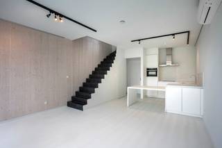 <p>Prachtig duplexappartement van ca 80 m² aan de Britselei, een centrale en hippe locatie in de stad. Enerzijds is het rustig genieten van het groene Stadspark op slechts 500 meter wandelafstand. Anderzijds liggen de winkelstraten en het Theaterplein om de hoek. Kortom, een heerlijke locatie tussen het Zuid en het centrum van Antwerpen. Bovendien is er een vlotte bereikbaarheid gegarandeerd dankzij de nabijheid van de belangrijkste invalswegen.<br /><br />Het appartement is afgewerkt met hoogwaardige materialen en met oog voor elk detail. Doorheen het appartement is gewerkt met een witte vloer gecombineerd met een donkere stalen trap en zwarte accenten in verlichting en ramen.<br /><br />De grote raampartijen zorgen voor een aangename lichtinval in de leefruimte op de tweede verdieping, deze zijn ongetwijfeld de grote troef van dit appartement. Deze geeft uit op een gezellig terrasje.<br /><br />De keuken met ontbijttoog heeft een strak wit design met greeploze kasten en tal van lades en is uitgerust met kwalitatieve toestellen: microgolf- en oven, koelkast met diepvries, kookplaat en vaatwasser. Het keukenwerkblad is afgewerkt met een onderhoudsvriendelijke composietsteen.<br /><br />Op de bovengelegen verdieping bevindt zich een op maat gemaakt bureaumeubel. De slaapkamer kan gebruikmaken van de badkamer met douche en lavabo. Hier zijn ook aansluitingen voor wasmachine en droogkast aanwezig. Aparte bergruimte en apart toilet.<br /><br />Aan opbergruimte geen gebrek door een vestiairekast in de inkomhal, ingemaakte kasten onder de trap en een op maat gemaakte kastenwand in de slaapkamer. Designverlichting en airconditioning vervolledigen dit appartement.<br /><br />Gemeenschappelijke lasten: 45 Euro per maand.<br />Alle nutsvoorzieningen zijn privé op te nemen door de huurder.<br /><br />Beschikbaar vanaf 1 november 2026.</p>