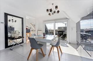 Koksijde ; Instapklaar en stijlvol gerenoveerd appartement met 2 slaapkamers, gelegen op topligging nabij zee en duinen. Gelegen in een...