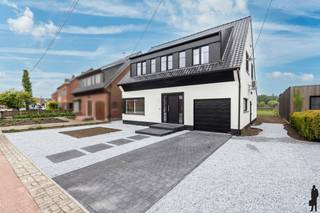 <p><strong>Instapklare, energiezuinige gezinswoning te Rijkevorsel</strong></p>
<p>Deze <strong>volledig gerenoveerde woning</strong> in Rijkevorsel combineert ruimte, comfort en <strong>energiezuinig wonen</strong>. Dankzij de <strong>totaalrenovatie</strong> geniet u van een <strong>moderne afwerking</strong>, hedendaags wooncomfort en een gunstig <strong>EPC-label B</strong>.</p>
<p>Op het gelijkvloers betreedt u de woning via de inkomhal met trap naar de verdieping. De gezellige woonkamer sluit aan op de <strong>ruime leefruimte met open keuken</strong>, die dankzij de <strong>grote raampartijen</strong> geniet van veel <strong>natuurlijk licht</strong> en een mooi zicht op de tuin. De <strong>volledig vernieuwde keuken</strong> vormt het hart van de woning en biedt alle comfort voor het moderne gezinsleven. Verder beschikt het gelijkvloers over een <strong>eerste vernieuwde douchekamer</strong>, een apart gastentoilet, een praktische berging en een <strong>inpandige garage</strong>.</p>
<p>Op de eerste verdieping bevinden zich <strong>vier volwaardige slaapkamers</strong>, stuk voor stuk <strong>ruim en lichtrijk</strong>. De <strong>tweede vernieuwde badkamer</strong> zorgt voor extra comfort voor grotere gezinnen. Bovendien is er een <strong>kelder </strong>en een handige <strong>bergzolder </strong>aanwezig.</p>
<p>Daarnaast is de woning volledig uitgerust met <strong>airco’s</strong> die zowel kunnen <strong>koelen als verwarmen</strong>, wat bijdraagt aan het <strong>energiezuinige</strong> en comfortabele karakter van de woning.</p>
<p>De woning beschikt bovendien over een aangename <strong>zuidwestgerichte tuin</strong> waar u de hele namiddag en avond van de zon kunt genieten. Achteraan geniet u van een <strong>prachtig uitzicht op de omliggende velden</strong>, wat zorgt voor extra <strong>rust en privacy</strong>.</p>
<p><strong>Troeven van deze woning:</strong></p>
<ul>
<li>Energiezuinig met EPC-label B</li>
<li>2 vernieuwde badkamers</li>
<li>4 ruime slaapkamers</li>
<li>Zuidwestgerichte tuin en terras</li>
<li>Prachtig uitzicht op velden</li>
<li>Airco’s met koel- en verwarmingsfunctie</li>
</ul>