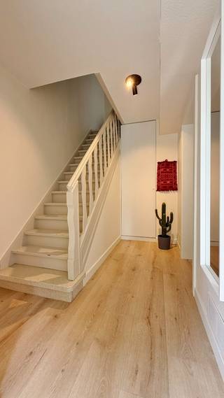 Deze charmante woning is rustig gelegen en toch vlakbij alle voorzieningen, winkels, scholen,... Ideaal voor wie comfortabel wil wonen op een...