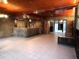 <p><span>Gelijkvloers: gelagzaal met toog; sanitaire voorzieningen; keukenruimte; feestzaal (+/- 280m²);</span></p><p><span>1e verdiep: overloop, badkamerruimte; keukenruimte; leefruimte en eetplaats;</span></p><p><span>2e verdiep: 2 slaapkamers; zolderruimte;</span></p><p><span>Kelder;</span></p><p><span> </span></p><p><span>Nutsvoorzieningen: water, elektriciteit, centrale verwarming op gas</span></p><p><span> </span></p>