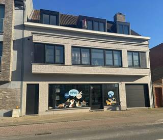 Instapklaar appartement met 3 slaapkamers te huur gelegen pal in het centrum van Nieuwpoort-Stad, Astridlaan 90. Dit appartement ligt op wandelafstand van de markt, openbaar vervoer en de Kaai.<br /><br />Indeling:<br />- inkomhall (7m²)<br />- woonkamer (30m²)<br />- keuken (11m²)<br />- slaapkamer 1 (14m²)<br />- slaapkamer 2 (14m²)<br />- slaapkamer 3 (11m²)<br />- nachthall (2m²)<br />- badkamer (5m²) met bad, toilet en lavabo met spiegelkast<br />- berging met aansluiting wasmachine<br /><br />Troeven:<br />- kleinschalig gebouw<br />- geen gemeenschappelijke kosten (geen lift)<br />- centrale ligging<br />- gunstig EPC<br /><br />Ben je geïnteresseerd in dit pand te huur in Nieuwpoort? Ga naar de website www.dewaele.com, klik op het pand dat je wenst te huren. Via de rode knop "vraag je bezoek aan" vragen we u kort een profiel in te vullen. Daarna nemen we contact op voor een bezoek. Telefonisch kunnen er geen afspraken gemaakt worden.