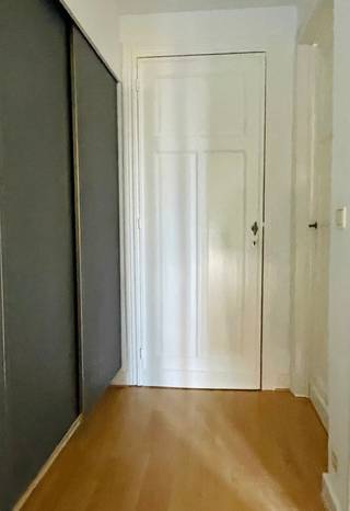 Deze volledig gerenoveerde studio is gelegen in het centrum van Aalst op wandelafstand van scholen, winkels en station. De studio bevindt zich op de tweede verdieping in een gebouw zonder lift en bestaat uit een inkomhal, apart toilet, leefruimte met open keuken (kookplaat, dampkap, spoelbak) en slaapkamer met ensuite badkamer (inloopdouche en enkele wastafel) de studio beschikt tevens over een ingemaakte kastenwand. Dankzij de uitmuntende ligging is deze studio ideaal als starters appartement! <br /><br />Geen gemeenschappelijke lasten, parkeergelegenheid in nabijheid en in de straat. Huurprijs: 650,- EUR/ maand + 20 EUR/ maand gemeenschappelijke lasten. Meteen beschikbaar!