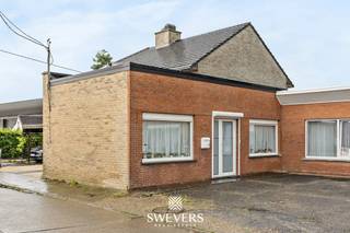 Voor meer info en foto’s, surf naar www.swevers.be – Instapklare gesloten bebouwing op een rustige, landelijke locatie in Zoutleeuw. Deze woning aan de Linterseweg 44/D combineert comfort, praktische ruimtes en energiezuinige investeringen met een vlotte bereikbaarheid van scholen, kinderopvang, openbaar vervoer en winkels. De woning werd gebouwd in 1991 en biedt een bewoonbare oppervlakte van 109 m² op een perceel van 195 m². Binnen geniet u van een ruime leefruimte van ca. 42,5 m² met veel lichtinval en plaats voor een gezellige zithoek en eetkamer. De open keuken van ca. 20 m² sluit hier mooi op aan en vormt een aangename plek om te koken en samen te zijn. Verder zijn er twee volwaardige slaapkamers van telkens ca. 15,75 m², flexibel in te richten als slaapkamer, bureau of hobbyruimte. De badkamer is centraal gelegen en de praktische hal zorgt voor een overzichtelijke indeling. Achteraan bevindt zich een garage van ca. 25 m², ideaal voor een wagen, fietsen, opslag of werkruimte. Ook op energetisch vlak scoort deze woning sterk. Het dak werd vernieuwd en geïsoleerd met 10 cm PIR-isolatie. Daarnaast zijn er zonnepanelen met nog acht jaar productgarantie en een thuisbatterij, wat bijdraagt aan een lagere energiekost. Het zuidgerichte terras van ca. 23 m² biedt een rustige buitenplek om te ontspannen. Dankzij de ligging woont u landelijk én centraal, met bus, school, kinderopvang, winkels en ontspanning vlakbij. Ook recreatiedomein Het Vinne ligt op slechts 4,5 km. Ideaal voor starters, alleenstaanden of koppels die zorgeloos willen wonen. Voor meer informatie, bel 012 699 900. Bron bewoonbare oppervlakte: EPC – verslag.