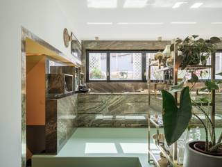 <em>Imposant designappartement met loftallures nabij het Wintercircus en De Krook</em><br /> <br />Dit<strong> uitzonderlijke appartement</strong>, in een vorig leven nog een discotheek met <strong>verzonken dansvloer</strong>, beschikt over <strong>een bruikbare vloeroppervlakte van ca. 221 m² en een terras van ca. 24 m²</strong>.<br /> <br />Aan de voorzijde biedt het appartement <strong>een uitzicht op de Muinkschelde en de Ketelvaart.</strong> Het is <strong>hoogwaardig afgewerkt met uniek maatwerkmeubilair, fineer en een breukstenen vloer</strong>. Een stijlvolle combinatie die zorgt voor <strong>een bijzondere en exclusieve woonbeleving</strong>. Het appartement beschikt in zijn huidige indeling over<strong> één royale slaapkamer en een aparte bureauruimte</strong> die ook kan worden ingedeeld als een tweede aparte slaapkamer<br /> <br />Een ware<strong> opportunitei</strong>t voor wie op zoek is naar <strong>een ruim appartement op een centrale ligging met</strong> <strong>een eigen signatuur</strong><br /> <br /><strong>Samengevat: een indrukwekkende eigendom die zich onderscheidt door haar materialisatie, volume en beleving op wandelafstand van het Wintercircus.</strong><br />(Mogelijkheid tot aankopen van parkeerplaats en fietsenberging voorzien)