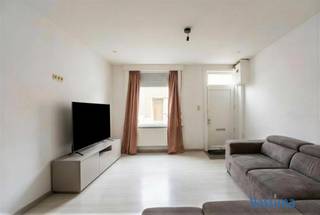 Deze rijwoning is gelegen op een centrale locatie nabij het centrum van Lebbeke, met winkels, scholen en openbaar vervoer op wandelafstand...