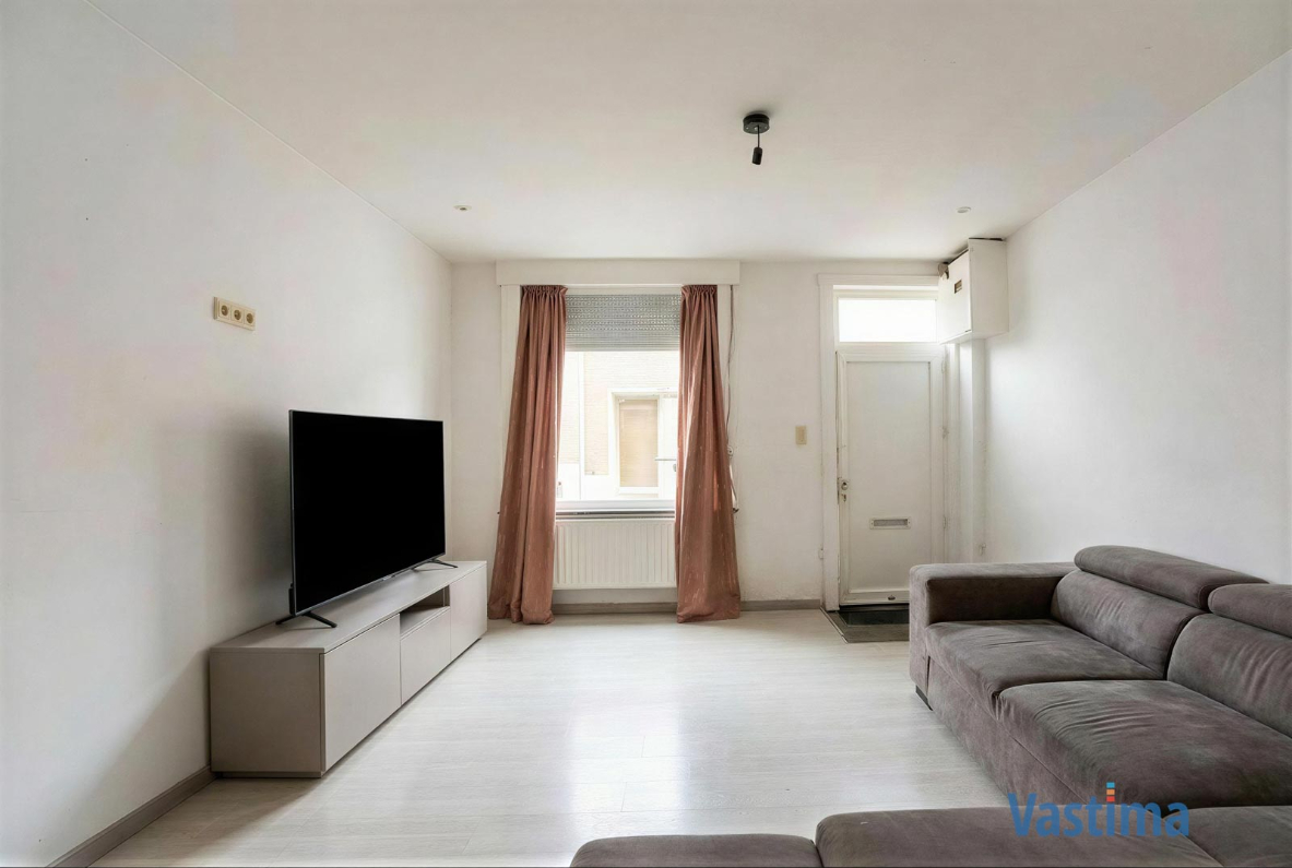 Deels gerenoveerde rijwoning met tuin nabij centrum Lebbeke - foto 3