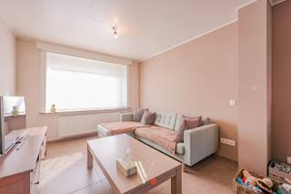 Deze uitstekend onderhouden woning is gelegen in een rustige en aangename woonwijk in Izegem, vlakbij scholen, bakker, apotheek, openbaar vervoer en openbaar groen.<br /><br />Wie op zoek is naar een comfortabele huurwoning met drie slaapkamers en een zonnige tuin, is hier zeker aan het juiste adres. Bovendien beschikt de straat over ruime parkeermogelijkheden, wat zorgt voor extra comfort voor bewoners en bezoekers.<br /><br />Ook op vlak van energiezuinigheid scoort deze woning goed, met een gunstig EPC-label B.<br /><br /><strong>Indeling:</strong><br /><strong>Gelijkvloers:</strong> inkomhal, lichtrijke leefruimte met eetplaats, keuken, apart toilet, wasplaats en zonnige tuin<br /><strong>Eerste verdieping:</strong> drie slaapkamers en badkamer<br /><strong>Extra:</strong> kelder en zolder (bereikbaar via uitschuifbare trap)<br /><br /><strong>Beschikbaar vanaf 01/05. <br /><br />Bezoeken inplannen kan via de advertentie op https://vanthuynevastgoed.be/nl en door te klikken op de knop "MAAK EEN AFSRPRAAK". </strong>