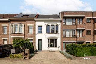 <p></p><p></p><p>Welkom in deze prachtige gezinswoning die in 2020 een grondige renovatie onderging en vandaag volledig instapklaar is. De woning combineert hedendaags wooncomfort met een praktische indeling en geniet van een aangename lichtinval dankzij de grote raampartijen en de lichtkoepel.</p><p></p><p> </p><p>Via de inkomhal met royale traphal betreedt u de ruime leefruimte met zithoek en open keuken. De open indeling creëert een aangenaam gevoel van ruimte, terwijl de grote raampartijen zorgen voor een overvloed aan natuurlijk licht. Op het gelijkvloers bevindt zich eveneens een praktisch gastentoilet en een droge kelderberging.</p><p></p><p> </p><p>Op de eerste verdieping vindt u twee volwaardige slaapkamers van respectievelijk 14 m² en 10 m². De masterbedroom geniet van extra charme dankzij de karaktervolle erker met grote raampartijen. Verder beschikt deze verdieping over een ruime badkamer, uitgerust met een ligbad, douche, dubbel lavameubel en toilet. Aansluitend bevindt zich een praktische wasruimte.</p><p></p><p> </p><p>De tweede verdieping biedt nog twee ruime slaapkamers van elk 16 m², ideaal als kinderkamers, hobbyruimte of thuisbureau.</p><p></p><p>Buiten geniet u van een zonnige, westgerichte tuin met terras waar u volop kunt ontspannen. Achteraan de tuin werd bovendien een gezellige loungehoek ingericht, perfect om te genieten van lange zomeravonden. De woning beschikt daarnaast over een oprit met laadpaal voor elektrische voertuigen.</p><p></p><p> </p><p><strong>Locatie</strong></p><p>De woning bevindt zich op een strategische locatie op de grens van Edegem en Mortsel. In de directe omgeving vindt u diverse scholen, winkels, sportfaciliteiten en openbaar vervoer, wat deze woning bijzonder aantrekkelijk maakt voor gezinnen. Dankzij de nabijheid van belangrijke invalswegen geniet u van een vlotte verbinding naar Antwerpen en de omliggende gemeenten, terwijl u toch woont in een aangename en residentiële buurt.</p><p> </p><p></p><p></p><p><strong>TROEVEN</strong></p><p>+ Volledig gerenoveerd in 2020</p><p>+ EPC-label B</p><p>+ Elektriciteit conform tot 2045</p><p>+ 4 volwaardige slaapkamers</p><p>+ Oprit met laadpaal voor elektrische wagen</p><p>+ Westgerichte tuin met terras en loungehoek</p><p>+ Gelegen op de grens van Edegem en Mortsel</p><p>+ Scholen, winkels en openbaar vervoer op wandel- en fietsafstand</p>
