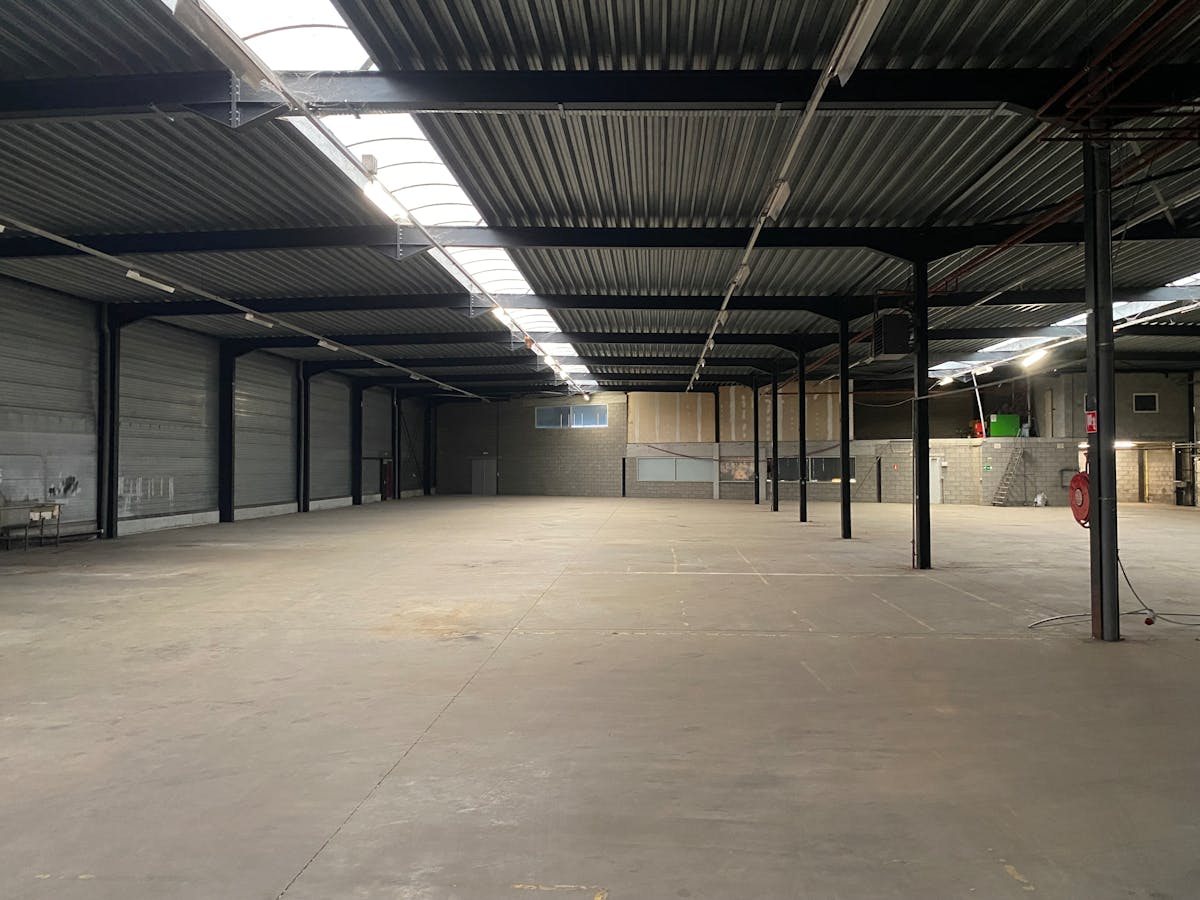 Bedrijfsgebouw te koop met zichtbaarheid vanop de Rijksweg. - foto 5