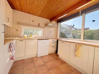 Charmante villa à rénover, située au calme à Sint-Idesbald.<br /><br />Hall d'entrée, spacieux salon, coin repas, cuisine, toilette séparée, accès au garage, buanderie et jardin.<br />Premier étage: deux chambres, chacune avec un lavabo<br />Deuxième étage: deux chambres et une salle de bains avec toilette, lavabo et douche<br />Troisième étage: chambre<br />Grenier<br /><br />Toiture isolée - Chauffage central - Deux places de parking au-dessus du garage<br /><br />PEP: 358 kWh / (m² an) - Label D<br /><br />Plus d'info, visite virtuelle et documents sur www.immodepanne.be