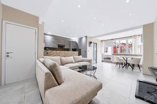 Infos et visites : maxime.l@weinvest.be | 02 315 77 22 <br />Charmant appartement d'une chambre niché au troisième et dernier étage d'une petite copropriété sans charges. L'environnement séduit par l'accessibilité aux différents commerces de proximité et par son accès facile au métro. L'appartement se compose comme suit: débarras en entre-sol, séjour avec cuisine ouverte et espace dînatoire, chambre à coucher, salle de douche. La jouissance d'un espace extérieur complète ce bien. L'appartement a été rénové et décoré avec goût. Précompte immobilier : +/- 330, - eur par an. PEB en classe F. E. Contrôle électrique en cours. N'attendez plus et contactez-nous pour en savoir davantage!