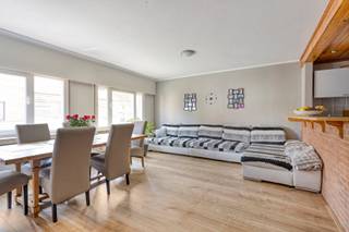 <p>Welkom in de Polderstraat te Knokke-Heist! Dit op te frissen opbrengsteigendom ligt op een rustige locatie, vlak bij winkels, openbaar vervoer en op wandel afstand van het strand.<br /><br /></p>
<p><strong>Indeling:</strong></p>
<p>Het gebouw bestaat uit twee aparte woonentiteiten: een gelijkvloers appartement met één slaapkamer en een ruime duplex met twee slaapkamers en twee badkamers. Beide units beschikken over individuele nutsvoorzieningen.</p>
<p>Kortom: een instapklare investering met stabiel rendement op topligging aan zee!<br /><br /></p>
<p><strong>Troeven:</strong></p>
<p><span>✔</span> Twee aparte appartementen (GLV + duplex)</p>
<p><span>✔</span> Gegeerde ligging nabij centrum en kust</p>
<p><span>✔</span> Interessant huurrendement<br /><br /></p>
<p><b>Pro forma bruto rendement bij huidige toestand van €1.600/maand: ca. 3,12%</b><b></b></p>
<p>Technische informatie: EK conform, gunstig EPC, individuele CV ketels, dubbele beglazing PVC en Aluminium</p>
<p><br />Interesse? Neem contact op via 0471 38 26 68 of lex@bauwensvastgoed.be voor meer info of een gratis waardebepaling.</p>
<p>Stedenbouwkundige inlichtingen in aanvraag.</p>