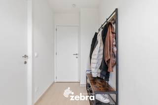Deze recente woning (bouwjaar 2024) is rustig gelegen in een aangename woonwijk in Tielt en met een vlotte bereikbaarheid van het centrum, scholen en verschillende invalswegen.<br /><br />Bij het binnenkomen betreedt u de inkomhal die toegang geeft tot de lichtrijke leefruimte. Aansluitend bevindt zich de open, moderne keuken die voorzien is van alle hedendaagse toestellen en mooi geïntegreerd is in de leefruimte. Verder beschikt de woning over een berging/wasplaats, aansluitend aan de keuken.<br /><br />Op de eerste verdieping bevinden zich vier volwaardige slaapkamers. De badkamer is praktisch en netjes afgewerkt en beschikt over een dubbel lavabomeubel en een ligbad met douchefunctie. Daarnaast is er een apart toilet op deze verdieping aanwezig.<br /><br />Verder beschikt de woning over een aangenaam terras en een volledig afgesloten tuin, wat zorgt voor voldoende privacy en een fijne buitenruimte om te ontspannen.<br /><br />De woning is recent gebouwd en biedt een hedendaags wooncomfort met een praktische indeling, geschikt voor gezinnen of wie op zoek is naar extra ruimte.<br /><br /><strong>Ook wild geworden van deze thuis?<br />Twijfel niet langer en leg vandaag nog uw bezoek vast!</strong>