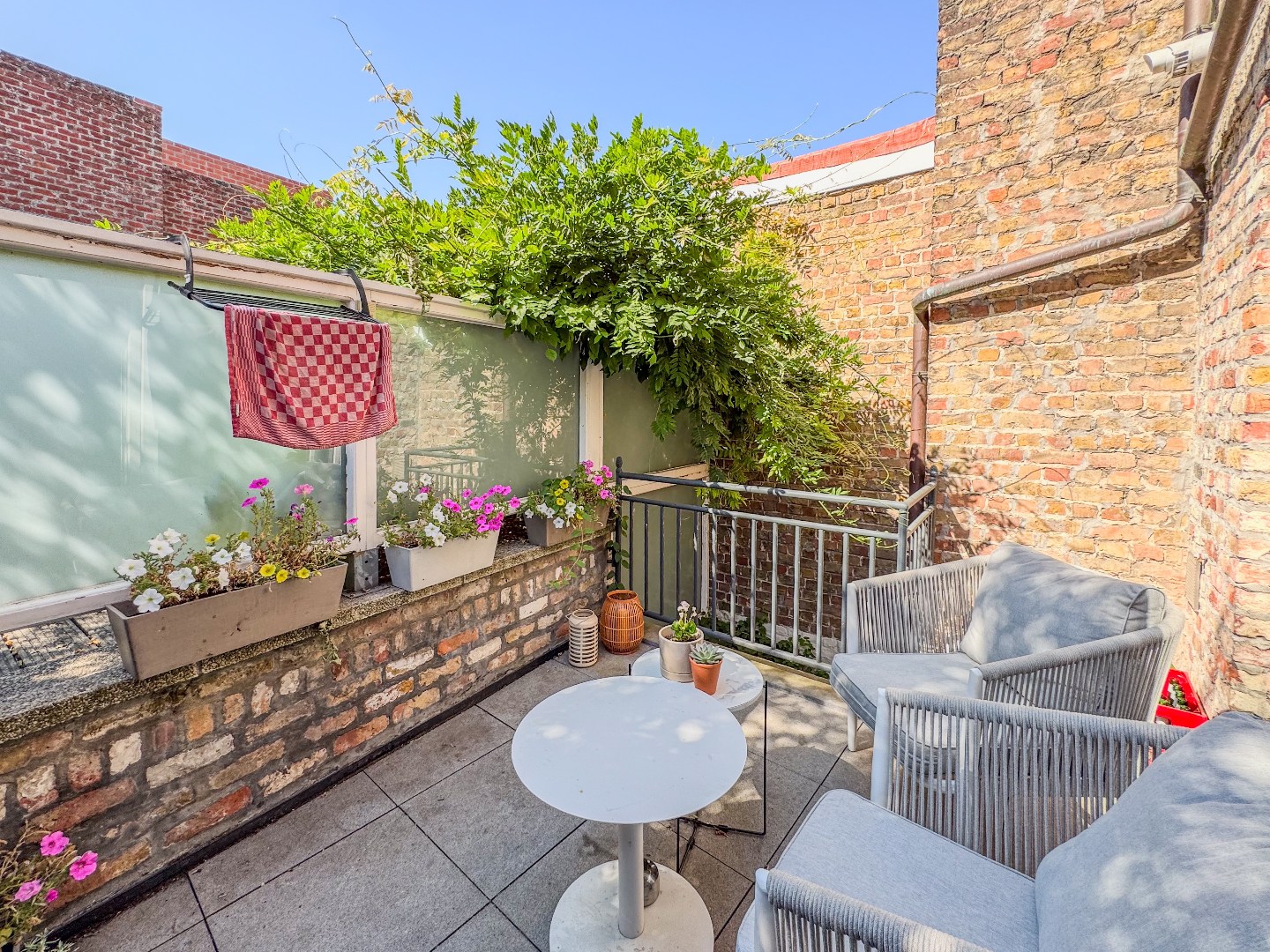 Gezellige rijwoning met 2 slaapkamers, mezzanine en terras. - foto 4