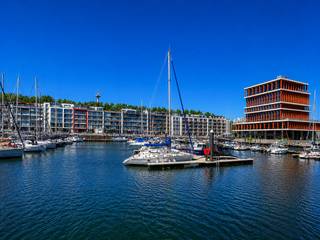 Ruim en perfect onderhouden appartement met 2 slaapkamers en een mooi zonneterras. Genieten van de zon en het mooie zicht over de jachthaven van Zeebrugge. <br /><br />Een verzorgde residentie gebouwd in 2007, gelegen op de Rederskaai. <br /><br />De woonkamer met een gevelbreedte van 7m25 ligt perfect gericht naar de zon en geniet van een aangenaam zicht. Aansluitend aan de leefruimte een schitterend terras met voldoende ruimte voor het plaatsen van een tafel en/of ligstoelen. De keuken is open en volledig ingericht met alle nodige apparatuur. Achteraan het appartement twee ruime volwaardige slaapkamers beiden voorzien van maatkasten. Ook de badkamer is verzorgd en voorzien van een douche. In de inkomhal ingemaakte kasten en een gastentoilet. <br /><br />Een appartement op een leuke ligging, tussen Blankenberge en Knokke, en dit in een gebouw waar ook de gemene delen netjes verzorgd zijn. Het terras is een grote troef, de indeling is doordacht en er is voldoende bergruimte aanwezig. Er is de mogelijkheid om één of zelf twee garageboxen aan te kopen op de gelijkvloerse verdieping van het gebouw. <br /><br />Meer informatie of een vrijblijvend bezoek? Contacteer Willem Cauwels: 050/89.27.70