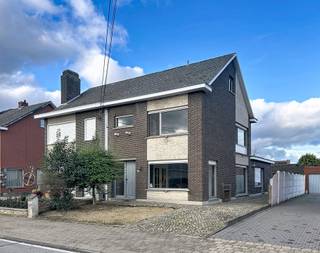 Deels te renoveren maar zeer ruime en lichtrijke woning in half-open verband met een mooie perceelsoppervlakte van 783m². Qua indeling omvat...