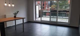 Instapklaar appartement met zeer centrale ligging in de buurt van het Centraal Station vlakbij openbaar vervoer en grote verbindingswegen<br /><br /><br /><strong>Indeling:</strong><br /><br />Inkomhal op tegels.<br />Ingerichte open keuken met frigo en diepvries, inductie kookvuur en dampkap, vaatwasser, combi-oven<br />Living: +/- 25 m² op tegels.<br />Slaapkamer: +/- 16m² op laminaat.<br />Badkamer met douche .<br />Berging met aansluiting wasmachine en droogkast.<br />Afzonderlijk toilet met lavabo.<br />Terras: +/- 15m²<br /><br />Nutsvoorzieningen individueel.<br />Zonnepanelen.<br /><br />Algemene onkosten: €70 permaand<br /> 