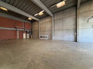Op een gunstige locatie in Zulte, vlakbij de E17, bevindt zich dit functionele magazijn met bijhorende kantoorruimtes. Het pand is uitstekend bereikbaar en ideaal voor bedrijven die opslag en administratieve werkruimte willen combineren.<br /><br /><strong>Kenmerken:</strong><br />Kantoorruimte: 250 m² op het gelijkvloers en 250 m² op de eerste verdieping<br />Magazijn: 565 m²<br />Mezzanine: 145 m²<br />Vrije hoogte: 7 m<br />2 sectionale poorten<br />Voldoende parkeergelegenheid op het terrein<br />Dankzij de ligging langs de E17 (Gent – Kortrijk) geniet het pand van een vlotte bereikbaarheid en een uitstekende verbinding richting de belangrijkste invalswegen.<br /><br />Contacteer Henry Van Tornhout voor bijkomende inlichtingen of een vrijblijvend plaatsbezoek via +32 474 13 37 93 of via henry@kmovastgoed.be<br /> 