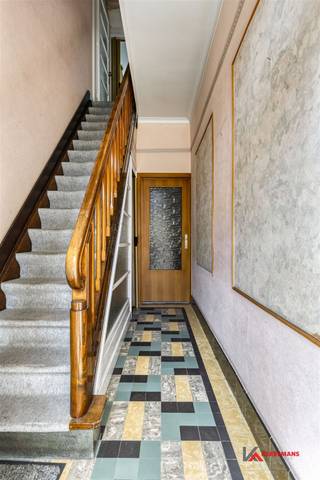 Deze gerenoveerde woning is instapklaar en energiezuinig (laag EPC). In 2022 werden een nieuw dak en 8 zonnepanelen geplaatst.Het gelijkvloers...