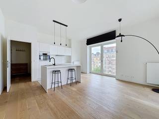 Tel: 0456 12 69 37 / E-mail: kilian.f@weinvest.be<br /><br />We Invest biedt exclusief een prachtig appartement aan, gelegen vlak bij het Sint-Katelijneplein en alle voorzieningen (winkels, parken, openbaar vervoer).<br /><br />Gelegen op de 4de verdieping van residentie The Cosmopolitan met lift, is het appartement als volgt ingedeeld: een inkomhal met ingebouwde kast en aansluiting voor een wasmachine, een apart toilet, een woonkamer met volledig uitgeruste open keuken, één slaapkamer, een douchekamer en een terras van 14 m² gericht op het oosten.<br /><br />Het appartement beschikt eveneens over een kelder met 3 m³ opslagruimte.<br /><br />Vlotte verbinding naar de Europese wijk en de NAVO. Openbaar vervoer bevindt zich in de onmiddellijke nabijheid (trein, tram, metro en bus), met een rechtstreekse verbinding naar de universitaire ziekenhuizen Erasmus en Sint-Luc via metrolijnen 1 en 5 die Sint-Katelijne bedienen.<br /><br />Huurprijs: €1.200<br />Lasten: €120 (onderhoud van de gemeenschappelijke delen, privatieve verwarming en warm water)<br /><br />EPC: C<br /><br />Onmiddellijk beschikbaar! Huurovereenkomst van 3 jaar!<br /><br />Wacht niet langer en plan snel een bezoek!<br />Ontdek nog meer exclusieve panden op www.weinvest.be.