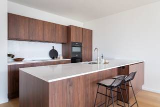 Met gepaste trots stellen we u residentie De Academie voor, een uitzonderlijk nieuwbouwproject op de site van de legendarisch kappersschool ”Academie Verbist“ Dit meesterwerk omvat zeven weelderige appartementen van minimaal 162 m², waar een modern ontwerp harmonieus samensmelt met een prachtige historische gevel. Met een minimale oppervlakte van 162 m² bieden deze ruime appartementen een oase van luxe. Elk aspect, van de strakke architectuur, energetische prestaties zoals warmtepomp en vloerverwarming tot de verfijnde interieurafwerking, is ontworpen om de meest veeleisende kopers te bekoren. Bovendien is de afwerking nog zelf te kiezen en zijn deze units direct beschikbaar bij akte. Aankoop aan 6% BTW is mogelijk. Deze unit beschikt over een inkomhal voorzien van vestiaire en separaat toilet, uitzonderlijk ruime leefruimte met open keuken, twee slaapkamers, ruime berging, twee badkamers, een tweede separaat toilet, bureau en achteraan een aangenaam terras. Welke troeven zetten we graag nog eens in de kijker? De unieke bewoonbare oppervlaktes van 162 tot 231 m² - Minstens één terras – In directe omgeving mogelijkheid tot aankoop parking- Luxe afwerking met ruime inspraakmogelijkheden voor koper- Modelappartement beschikbaar voor bezichtiging- Beschikbaar bij akte- Aankoop aan 6% BTW mogelijk- Unieke gevelbreedte van 9.5 meter- Uitzonderlijke plafondhoogtes (4.27m)- Opleveringsactie: contacteer ons nu voor de voorwaarden!