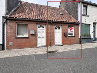 Gelegen op een toplocatie in Deinze, vind je deze woning waar een strategische ligging gecombineerd wordt met tal van uitbreidingsmogelijkheden. Dit pand bevindt zich in een staat waarin complete vernieuwing noodzakelijk is. <br /><br />De woning beschikt momenteel over een compacte maar vlot herin te richten indeling:<br />- gelijkvloers: ruimte voor open leefruimte met zich op de tuin<br />- eerste verdieping: mogelijkheid tot inrichten van 2 slaapkamers en een badkamer<br />- buitenruimte: een zonnige tuin waar het heerlijk vertoeven is<br /><br />Er is geen BPA, RUP of verkaveling van toepassing.<br />De woning kan opgetrokken worden in lijn met de rechter aanpalende woning. De gelijkvloerse bouwdiepte kan op 18m worden gebracht. Er dient een tuinzone van 10m gerespecteerd te worden.<br /><br />Het grote voordeel van dit renovatieproject?<br />Je investeert in een toplocatie! Terwijl je binnen je droomwoning creëert, geniet je buiten van een uitzonderlijke ligging in Petegem-aan-de-Leie:<br />- op wandel- en fietsafstand van het bruisende centrum van Deinze<br />- nabij winkels, scholen en openbaar vervoer<br />- uitstekende verbind met belangrijke uitvalswegen (E17, N60)<br /><br />Stroop jij graag de mouwen op voor dit renovatieproject met enorm potentieel? Neem dan snel contact met ons op!<br /><br /><br /><br />Dit pand is onderworpen aan de renovatieverplichting van de Vlaamse overheid voor residentiële gebouwen (behoudens bij sloop binnen 5 jaar na de aankoop). Consulteer voor meer informatie de website van het Vlaams Energie- en Klimaatagentschap via https://www.vlaanderen.be/een-woning-kopen/renovatieverplichting-voor-residentiele-gebouwen<br /><br />Bestuursmaatregelen in het maatregelenregister: nee<br /><br />Deze AI-visualisaties zijn bedoeld als inspiratie. Er werd geen rekening gehouden met technische specificaties, stedenbouwkundige voorschriften of de concrete mogelijkheden tot realisatie.