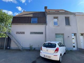 <p><span>Mooi gelegen woning in een doodlopende straat. Inkom, ruime living met houtkachel, grote ingerichte keuken met eetmogelijkheid (kookplaten, dampkap, vaatwasser, koelkast, diepvries) , 2 badkamers, 5 slaapkamers, sauna, bureelhoek wasplaats, kelder, grote garage met automatische poort, werkplaats, zolder, hobbyruimte (café), grote tuin, parkingplaatsen zowel in de tuin als voor de woning.  Links van de woning op de 1ste en 2de verdieping is het een verhuurd duplex appartement : Living met open keuken, berging, badkamer en slaapkamer. De woning is voorzien van 31 zonnepanelen. Regenwaterput van 15.000 liter. Grondoppervlakte : 1509 m². KI 1071 euro. Voor info of bezoek, bel 056.21.58.00 of www.immo-lvb.be</span></p>