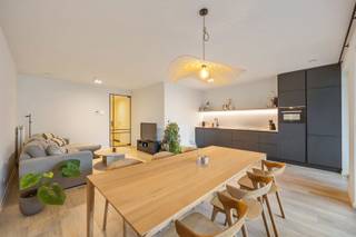 IN OPTIE - Nieuwbouwappartement met groot terras, tuin en garage<br /><br />Dit instapklare appartement heeft een bewoonbare oppervlakte van 81m2 en bevindt zich in de Lamorinièrestraat, dit is gelegen in de populaire Haringrodewijk tegenover het Groen Kwartier. Het appartement met praktische indeling is gelegen op de eerste verdieping van een recent nieuwbouwproject. Dankzij kwaliteitsvolle materialen en goede isolatie geniet u van lage verwarmingskosten. <br /><br />Indeling:<br />- lichtrijke leefruimte met open Siematic keuken<br />- groot terras sluit aan op leefruimte <br />- 2 slaapkamers<br />- badkamer met inloopdouche<br />- apart toilet<br />- berging met voorziening wasmachine<br />- gemeenschappelijke tuin<br />- gemeenschappelijke fietsenstalling<br />- autostaanplaats en extra kelderberging<br /><br />Troeven:<br />- instapklaar - nieuwbouw 2022<br />- hoogwaardig afgewerkt<br />- absolute top locatie<br />- ruim terras met zon en prachtig uitzicht<br />- lage stookkosten - BEN woning <br />- vlotte bereikbaarheid in en uit de stad<br />- autostaanplaats en privatieve kelderberging <br /><br />De autostaanplaats kan worden aangekocht aan 33.500 euro. <br /><br />Interesse? Neem gerust contact op via dit zoekertje.