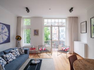 <strong>Oostende – ‘Les Hirondelles’: statige eclectische burgerwoning met handelsruimte en drie appartementen.</strong><br /><br />Aan het charmante en groene Prinses Clementinaplein bevindt zich ‘Les Hirondelles’, een uitzonderlijke eclectische burgerwoning die elegantie, karakter en investeringspotentieel moeiteloos combineert. Dit unieke opbrengstpand omvat een <strong>handelsgelijkvloers en drie stijlvolle appartementen</strong> en wordt in zijn geheel aangeboden.<br /><br />In 2014 werden alle entiteiten met veel zorg, liefde en respect voor de authentieke architectuur volledig gerenoveerd. De prachtige gevel, de verfijnde details en de warme sfeer geven het gebouw een uitgesproken karakter en een tijdloze uitstraling.<br /><br />De ligging is een absolute troef: centraal, vlot bereikbaar en residentieel, met het strand op slechts tien minuten wandelen. Het uitzicht op het groene Prinses Clementinaplein zorgt bovendien voor een aangename, rustige woonomgeving midden in de stad.<br /><br />Het gebouw omvat een handelsgelijkvloers, een éénslaapkamerappartement op de eerste verdieping, een éénslaapkamerappartement op de tweede verdieping met een romantisch balkon en prachtig zicht op het park, en een ruime duplex op de derde verdieping met twee slaapkamers.<br /><br /><strong>Elke entiteit ademt charme en authenticiteit uit, met een verfijnde uitstraling die doet denken aan de sfeer van een Parijs herenhuis. ‘Les Hirondelles’ is dan ook een zeldzame opportuniteit voor wie op zoek is naar een karaktervol vastgoedproject op een toplocatie in Oostende.</strong>