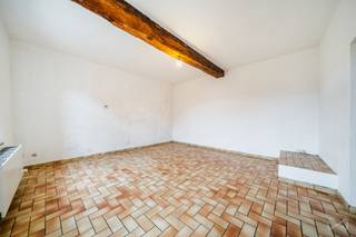 <p>We zijn verheugd u deze halfopen bebouwing aan te bieden die gerenoveerd moet worden, ideaal gelegen in het charmante dorp Marbisoux, dicht bij de voorzieningen van Villers-la-Ville (winkels, scholen, hoofdwegen, …). Op het gelijkvloers vindt u een inkomhal, een woonkamer, een eetkamer, een keuken met toegang tot het terras en een badkamer. De eerste verdieping beschikt over twee slaapkamers, een bureau of dressing, een apart toilet en een zolder die kan worden omgevormd tot extra leefruimte volgens uw wensen. Buiten beschikt de woning over een garage voor één wagen, een extra parkeerplaats, een terras en een groene, goed georiënteerde tuin.</p>
<p>Deze woning wacht enkel nog op uw project om haar nieuw leven in te blazen en haar volledige potentieel te onthullen.</p>
<p>Beschikbaar bij akte, EPC-score F, onmiddellijke aankoop mogelijk voor 215.000 euro, onder voorbehoud van aanvaarding door de eigenaar.</p>
<p>Voor andere exclusieve opportuniteiten nodigen wij u uit om rechtstreeks contact met ons op te nemen. Wij staan tot uw beschikking om u te begeleiden bij uw zoektocht naar een woning of investering, evenals bij de verkoop van uw eigendom: Gratis en vrijblijvende schatting.</p>