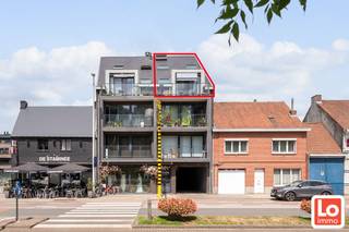 <br />In centrum van Lochristi vinden we dit mooi ruim appartement op de derde verdieping van Residentie Fleur. Dit appartement omvat op de derde verdieping een mooie leefruimte met zicht/toegang tot het zuid-gericht terras, een open keuken ingericht met alle toestellen en aansluitend een praktische berging, verder is er een apart gastentoilet, een eerste slaapkamer en eerste badkamer met ligbad, dubbel badkamermeubel en aansluiting wasmachine. Verder vinden we op de vierde verdieping nog 2 slaapkamers en de tweede badkamer met douche, badkamermeubel en extra toilet.<br /><br />Verder is bij het appartement nog een afgesloten buiten autostaanplaats inbegrepen.<br /><br />Dit appartement is momenteel verhuurd, maar kan vlot beschikbaar zijn bij akte.<br /><br />Voor bezoek en meer info, mail ons naar info@loimmo.be