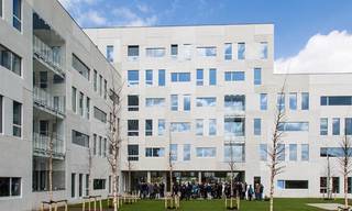 Deze moderne en mooi ingerichte studentenkamers bevinden zich in het centrum van Antwerpen en hebben een mooi zicht over de binnentuin.<br /><br />Campus zuid van de Karel De Grote Hogeschool is amper op 100 meter verwijderd.<br />Openbaar vervoer, fitness, cafeetjes en restaurantjes liggen allemaal op een boogscheut van de studentenkamer.<br /><br />De studio's (ook beschikbaar) zijn voorzien van een aparte badkamer met wc. De leefruimte en keuken met onmiddellijke toegang tot het leef terras en/of tuin is voorzien van alle modern comfort. De studio's worden bemeubeld verhuurd met een bed, kleerkast en bureau. <br /><br />Er is voor de bewoners standaard gemeenschappelijk internet voorzien dat inbegrepen is in de huurprijs. <br />Beschikbaar vanaf 01/09/2026- 31/08/2027 enkel voor studenten.<br /><br />Bij interesse gelieve contact op te nemen met Alexander op volgend nummer: 03/369.23.36
