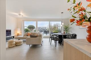 <span><span>Dit ruime appartement met <strong>2 slaapkamers</strong> beschikt over een ruim terras van maar liefst 35m², aangelegd met grote terraspotten van merk 'Atelier Vierkant' in combinatie met unieke beplanting. Het appartement heeft heel wat upgrades mogen ondergaan op vlak van verdere afwerking. Bij het binnenkomen vallen onmiddellijk de royale raampartijen op, die heel wat licht binnen brengen in het appartement. Het groen op het terras zorgt voor een aangenaam kader. De keuken is zeer ruim en van alle comfort voorzien. Het appartement telt 2 ruime slaapkamers en een badkamer met douche en lavabomeubel. Tevens is er een berging aanwezig. <br />Er wordt verwarmd met een <strong>Smart Air Klimaatsysteem</strong> (via <strong>individuele lucht/lucht warmtepomp</strong>), een uniek een vooruitstrevend systeem die koeltechnische warmte of koude omzet in warme/koude lucht en via kanalisatie verdeeld (in combinatie met een ventilatie systeem D). Door deze keuze beschikt het appartement over een volwaardig acclimatisatiesysteem waardoor je als bewoner tijdens warme zomermaanden je appartement perfect kan koelen (airco)! Tevens beschikt het appartement over <strong>zonnepanelen individueel aangesloten.</strong> <br /><br />Naast het appartement bieden wij ook een privatieve berging aan op het gelijkvloers en een privatieve staanplaats achterliggend. <br /><strong>Dit appartement is vergund als vakantieappartement en volledig vergund. Tevens 4 sterren erkenning aanwezig. de btw die komt zien bij de aankoop van dit appartement is bij profesionele verhuur 100% aftrekbaar indien u verder verhuurd met btw (12%) - alle aanwezig meubels kunnen in overleg mee overgenomen worden. alsook lopende boekingen. </strong><br /><br />De residentie beschikt over een gemeenschappelijke fietsenberging (met oplaadpunten), een gemeenschappelijk vuilnislokaal, een gemeenschappelijke groenzone en gemeenschappelijke parkeerplaatsen met laadmogelijkheid voor elektrische wagens. <br /><br /><strong><u>Bijzondere troeven:</u></strong></span></span>
<ul>
<li><span><span>Kleinschalige residentie, lage gemeenschappelijke kosten; </span></span></li>
<li><span><span><strong>Oplaadpalen voor elektrische wagens </strong>aanwezig op de site + parkeerplaats om te laden;</span></span></li>
<li><span><span>Rustige ligging doch dicht bij het centrum;</span></span></li>
<li><span><span>Modernste technologie (Smart Air systeem, <strong>zonnepanelen</strong>,...);</span></span></li>
<li><span><span>Karaktervolle en unieke architectuur;</span></span></li>
<li><span><span>Ruim appartement met veel lichtinval;</span></span></li>
<li><span><span>De gekozen technieken laten ook toe om uw appartement in de zomer te <strong>koelen (airco)</strong>!</span></span></li>
<li><span><span>Gemeenschappelijke <strong>fietsenstalling en vuilnislokaal</strong> aanwezig.</span></span></li>
</ul>
<span><span> Wenst u graag de totaalprijs te bekomen van dit appartement? Aarzel dan niet om ons te contacteren. Bel Diksimmo op het nummer 051 50 11 51 of mail naar diksmuide@diksimmo.be.</span></span><br /><em><strong><span><span>Noot: In de vermelde prijs zijn niet alle meerwerken en opties inbegrepen. Neem contact met ons op voor meer info.</span></span></strong></em>