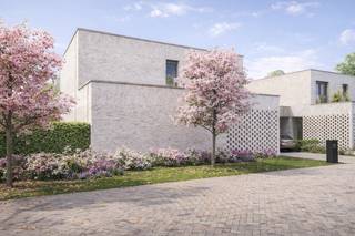 Dit nieuwe woonproject met<strong> 13 gezinswoningen</strong> bevindt zich op een fijne en rustige ligging in de <strong>Heggenstraat in Peer</strong>, vlakbij het centrum. Alle voorzieningen zoals scholen, winkels, horeca, sport en cultuur zijn eenvoudig te voet of met de fiets bereikbaar. Het project wordt omringd door een groene en aangename omgeving die een natuurlijke buffer vormt tussen wonen en het stadsleven. De doordachte inplanting creëert een autoluwe woonomgeving, waar veiligheid, leefbaarheid en rust centraal staan.<br /><br /><span><strong>Woning 12 met 4 slaapkamers:</strong></span><br />-Oppervlakte woning 167,88m²<br />-Leefruimte met veel lichtinval en open keuken<br />-Berging aan de keuken <br />-Apart toilet gelijkvloers<br />-1 gelijkvloerse slaapkamer (of bureau) en badkamer <br />-3 slaapkamers en 1 badkamer met toilet op verdieping<br />-Vloerverwarming en zonnepanelen<br />-Gezellige tuin met ruim terras <br />-Grote tuinberging<br /><br /><span>Vermelde prijs is exclusief registratie, btw en notariskosten. Hier geniet je van 5 jaar vrijstelling op de onroerende voorheffing (KI) dankzij het gunstig E-peil (<10).</span><br /><br />Elke woning beschikt over een functionele indeling, grote raampartijen, optimale lichtinval en een hoogwaardige afwerking. Duurzame materialen en energiezuinige technieken zorgen voor een zeer lage energiekost en een woning die klaar is voor de toekomst. <span>Alle woningen worden volledig afgewerkt naar eigen smaak volgens lastenboek en dit met de professionele hulp van de kopersbegeleiding.<br /></span><br />Contacteer ons voor meer informatie of een afspraak op 011 39 90 50 . Wij ontzorgen je ook voor de verkoop van je huidige woning!<br /><br /><em>Getoonde renders en plannen zijn indicatief.</em>