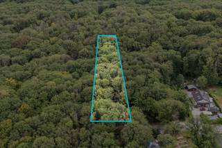 Contact : Maxime Van den Abbeele - 0494/05.23.55 - maxime.v@weinvest.be<br /><br />We Invest Charleroi &amp; En Fagne vous présente ce terrain à bâtir de 2.793 m², situé dans un environnement calme et verdoyant, à quelques minutes seulement de Philippeville.<br /><br />Avec une largeur d'environ 24 mètres et une profondeur de 126 mètres, cette belle parcelle offre de nombreuses possibilités pour concrétiser votre projet de construction. Le terrain sera vendu entièrement libre, la maisonnette en bois actuellement présente étant retirée avant la vente. Il est déjà partiellement clôturé.<br /><br />Vous profiterez d'un cadre agréable, alliant tranquillité et proximité des commodités. Les nombreux espaces naturels et chemins de promenade de la région séduiront les amateurs de nature et de calme.<br /><br />Faire offre à partir de 77.000 €, sous réserve d'acceptation par les propriétaires.<br /><br />Contactez Maxime V pour toute information complémentaire ou pour organiser une visite.