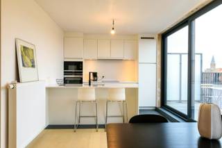 Penthouse van 120 m2 op de 3e verdieping van een kleine residentie met lage syndic kost in Kortrijk. Aankoop mogelijk aan BTW tarief van 6 %. Zeer energiezuinig: E peil 44. <br /><br />Energiezuinig appartement met 3 slaapkamers in centrum Kortrijk - zeer veel licht en ruimte - hoogstaand afgewerkt met parket , natuursteen en kwaliteitskeuken met werkblad in graniet - ruime badkamer met inloopdouche - fietsenberging. Mooi zuidgericht terras van 12m³ met verzichten.<br /><br />Mogelijkheid om een garage aan te kopen (23.000 euro excl kosten) - elektrisch laadpunt anwezig.<br /><br />Vlotte verbinding naar R8. De Leie, winkelcentrum K en de Grote Markt liggen op wandelafstand. <br /><br />Prijs appartement 299.000 euro excl kosten. Aankoop mogelijk aan BTW tarief van 6 %