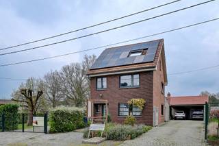 In de Rechtestraat te Koersel vinden we dit gerenoveerd huis terug.<br />Op het gelijkvloers zijn er twee leefruimtes, eentje is nu ingericht als schoonheidssalon maar kan perfect dienen als living met eetkamer, hiernaast is de volledig ingerichte keuken (2007) en hierachter is er nog een grote ruimte waar nu een tv-hoek en een eetkamer zijn ingericht.<br />Op de eerste verdieping zijn er twee slaapkamers en een badkamer met douche en bad en verder is er een vaste trap naar de zolderverdieping, deze verdieping is helemaal ingericht als slaapkamer met bureauhoek/leeshoek.<br />Het huis staat op een mooi perceel van ongeveer 9 are en dit is helemaal omheind.<br />Op het einde van de inrit kunnen er twee auto's onder de carport en hierachter is nog een grote tuinberging.<br />Extra troeven: <br />Nieuw dak van 2007 + spouwmuurisolatie + zonnepanelen + zonneboiler = EPC klasse B<br /><br />Wil je dit huis eens graag bezichtigen? Bel dan gerust op het nummer 0491 15 30 43 of mail naar hallo@nielsvastgoed.be Ik help u graag verder.