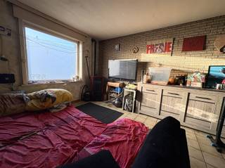 <p><span>GEZINSWONING MET ZALIG LANDELIJK TUINGEVOEL</span></p><p><span> </span></p><p><span>In het landelijke Aalbeke komt deze gezinswoning aanzetten met veel woonruimte en een extra large tuin.<br />Een nieuwe gevelbekleding en nieuwe ramen zorgen onmiddellijk voor een warme sfeer.  </span></p><p><span>In de royale leefruimte vinden we een comfortabele zithoek, een eethoek en een grote woonkeuken waar gezellig tafelen en koken perfect samengaan. <br />Aansluitend is een kleine veranda dit het buitencontact levendig houdt.<br />Er zijn 4 slaapkamers verdeeld over 2 verdiepen en er is een nette badkamer met inloopdouche.<br />Een grote berging en een praktische kelder zorgen voor voldoende bergruimte.<br /><br />Achteraan komt de zon graag opzetten, een groot terras aangevuld met en groene tuin zorgt voor heel veel buitenplezier.</span></p><p><span>De woning is voorzien van een pak zonnepanelen die zorgen voor een gecontroleerd verbruik.</span></p><p><span> </span></p><p><span>GROTE GROENE TUIN<br />VEEL WOONRUIMTE<br />ZONNEPANELEN</span></p>