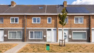 Deze woning werd recent volledig gerenoveerd en is klaar voor zijn volgende bewoners. Je krijgt 2 slaapkamers, een open leefruimte met keuken en een badkamer met ligbad en douche.<br />De zolder biedt extra mogelijkheden en kan ingericht worden als derde kamer, bureau of hobbyruimte. Achteraan is er een tuin met een ruime tuinberging en achteruitgang naar een fietspad. Praktisch voor fietsen, tuinmateriaal of extra opbergruimte. Ook op technisch vlak zit je goed: EPC-label A (en dit zonder zonnepanelen), goedgekeurde elektriciteit en asbestveilig. De woning ligt in een rustige wijk in Sint-Pieters, met winkels, openbaar vervoer en belangrijke invalswegen op korte afstand.<br /><br />De belangrijkste troeven:<br />Recent volledig gerenoveerd -2 slaapkamers - zolder met mogelijkheid tot derde kamer - badkamer met ligbad en douche - open keuken - tuin met achteruigang - extra berging - EPC A - elektriciteit goedgekeurd - asbestveilig - rustige ligging in Sint-Pieters, nabij Polderbos en Park Ten Poele - dichtbij winkels, openbaar vervoer en invalswegen<br /><br />Een woning die praktisch is ingedeeld, technisch in orde is en waar je zonder grote werken meteen kunt starten.
