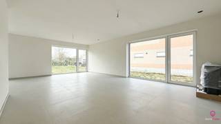 <p>Bij ImmoFusion 7/7 “open huis” : klik op onze 3D-TOUR.<br />Ervaar vastgoed alsof je er zelf doorloopt!<br /><br /></p>
<p>In een rustige en groene woonomgeving bevindt zich deze moderne, uiterst energiezuinige nieuwbouwwoning met een totale bruto-oppervlakte van 215 m². Dankzij de indrukwekkende gevelbreedte van maar liefst 10 meter en een bouwdiepte van 10 tot 12 meter geniet u hier van een uitzonderlijk ruimtelijk woongevoel.<br />Bovendien wordt deze woning verkocht onder het stelsel van registratierechten en niet onder BTW, wat een aanzienlijk financieel voordeel kan betekenen!<br /><br /></p>
<p>De woning werd afgewerkt met kwalitatieve materialen en beschikt over 5 slaapkamers. Voor extra wooncomfort zijn zowel de leefruimte als de master bedroom uitgerust met airconditioning.<br /><br /></p>
<p>Op het gelijkvloers vindt u een aparte bureauruimte van circa 14,5 m², ideaal voor thuiswerk, een vrij beroep of het ontvangen van klanten. De ruime leefruimte met open keuken (ongeveer 60 m²) baadt in het natuurlijke licht dankzij de grote raampartijen. De volledig ingerichte keuken sluit naadloos aan op een praktische berging van ongeveer 9 à 10 m², die eveneens toegang biedt tot de inkomhal en het gastentoilet.<br /><br /></p>
<p>Op de eerste verdieping bevinden zich vijf slaapkamers met oppervlaktes variërend van ongeveer 8,16 m² tot 24,36 m². Daarnaast is er een stijlvolle badkamer van circa 12,4 m², uitgerust met zowel een ligbad als een inloopdouche.<br /><br /></p>
<p>Ook buiten is het aangenaam vertoeven. Het zonnige terras en het ruime tuinhuis van 3 x 4 meter vormen de perfecte plek om te ontspannen en te genieten van het buitenleven.<br /><br /></p>
<p>De woning is uitgerust met alle moderne en duurzame voorzieningen, waaronder een warmtepomp, zonnepanelen, een ventilatiesysteem type D en een regenwaterput van 10.000 liter. Hierdoor voldoet ze volledig aan de huidige energie- en duurzaamheidsnormen en bent u verzekerd van een comfortabele en toekomstgerichte woonervaring.<br /><br /></p>
<p><strong>Pluspunten</strong></p>
- Moderne en energiezuinige nieuwbouwwoning<br />- Verkoop onder registratierechten (geen btw)<br />- Vijf slaapkamers<br />- Afzonderlijke bureauruimte, ideaal voor thuiswerk of zelfstandige activiteit<br />- Ruime en lichtrijke leefruimte met open keuken<br />- Airconditioning in de leefruimte en master bedroom<br />- Zonnig terras met ruim tuinhuis<br />- Warmtepomp, zonnepanelen en ventilatiesysteem type D<br />- Regenwaterput van 10.000 liter<br />- Instapklaar en klaar voor de toekomst<br />
<p><br />Maatregelen opgenomen in het Maatregelenregister: nee</p>
<p></p>
<p>Voor een bezichtiging ter plaatse of meer info, bel ons op 078/78.78.70, of kom gewoon binnen op ons kantoor — steeds welkom bij ImmoFusion!</p>